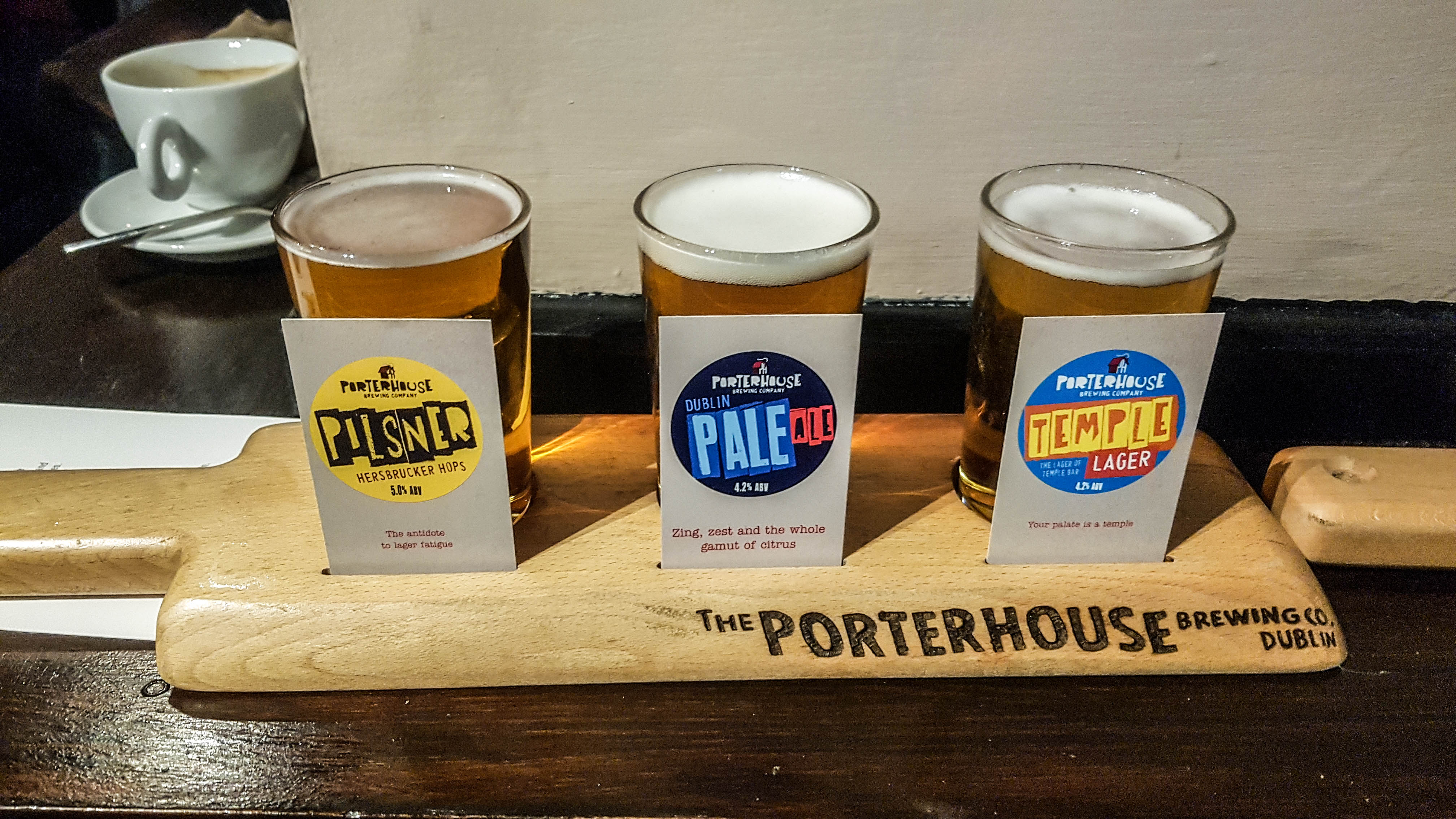 Paddle de 3 cervezas artesanas en The Porterhouse Central, Dublín, Irlanda