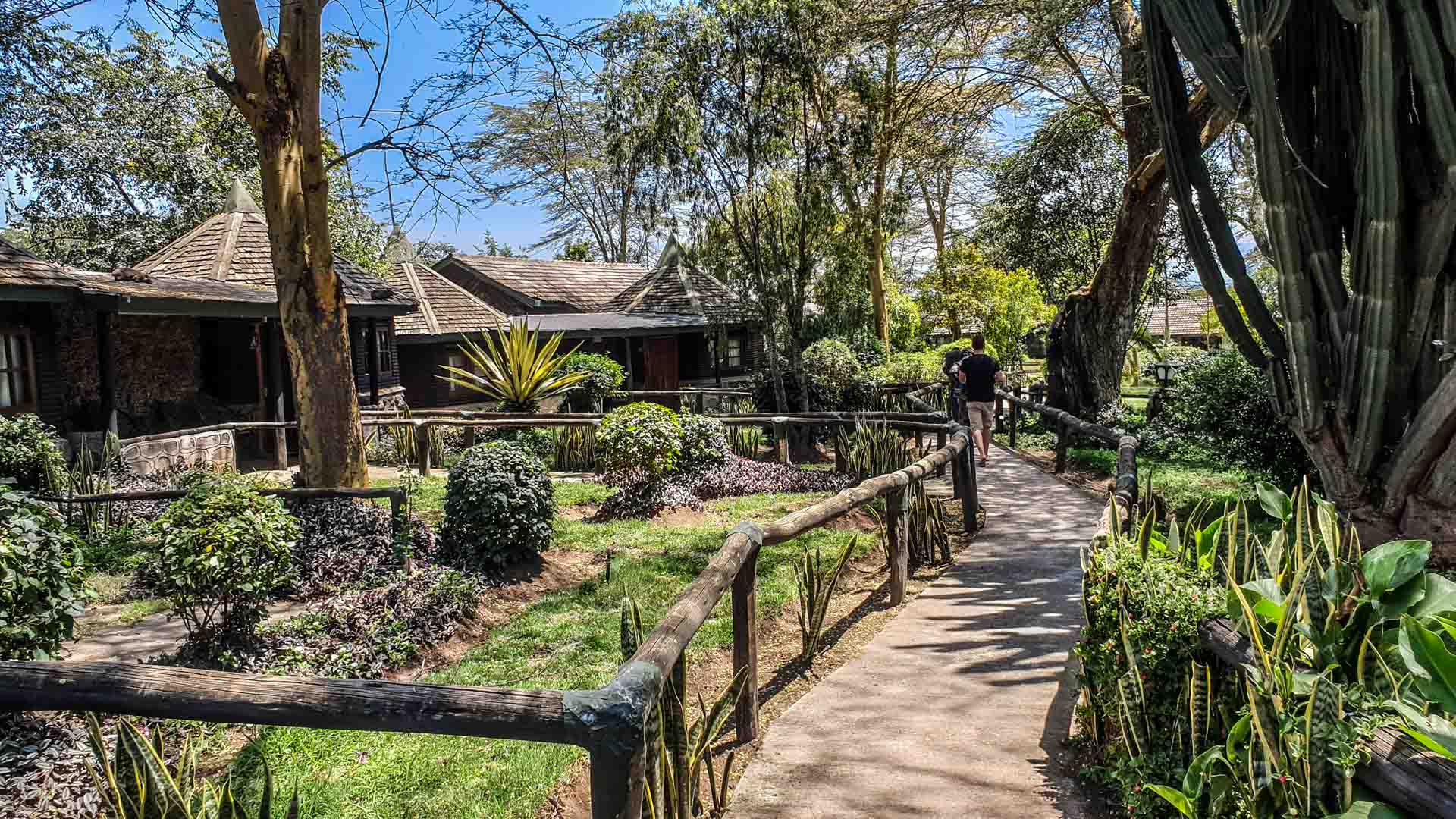 Camino hacia nuestro bungalow en Lake Nakuru Lodge
