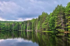 Lago en Corinth Reservoir Recreation Area, Adirondack, Nueva York